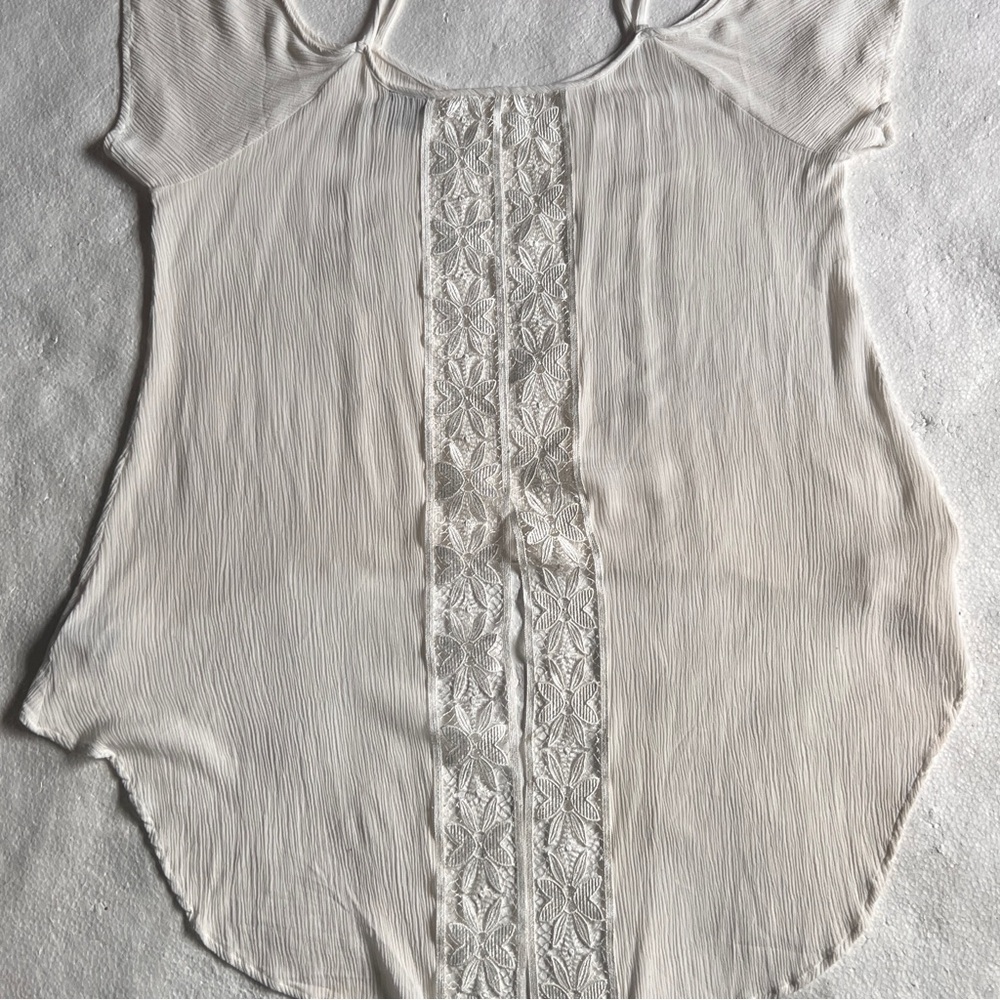 Torrid 1X Cream Blouse with Floral Detail &Flowy Sleeves
